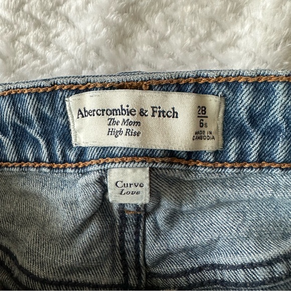 Abercrombie & Fitch The Mom High Rise Curve Love Jeans size 6s - Picture 3 of 9